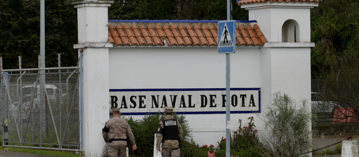 Imagen de la entrada de la base militar de Rota tras la negativa de Sánchez a ceder su uso para ataques a Irán

las para apoyo a las operaciones contra Irán. A 4 de marzo de 2026 en Rota, Cádiz (Andalucía, España). El presidente del Gobierno, Pedro Sánchez, mantiene la posición de España del ‘No a la guerra’ en relación al conflicto armado de Estados Unidos e Israel contra Irán, por lo que sostiene la negativa de ceder las bases militares de Morón y Rota, para el apoyo estratégico en las operaciones militares. Cabe recordar que el presidente estadounidense Donald Trump, ha amenazado a España con un embargo comercial en represalia al posicionamiento del Gobierno.

Eduardo Briones / Europa Press
04/3/2026