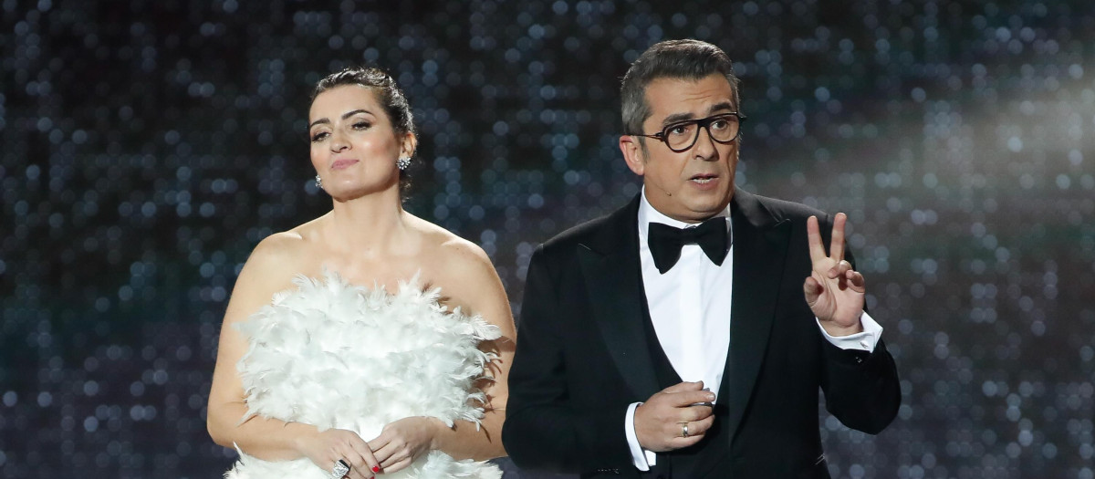 Presenter Andreu Buenafuente and Silvia Abril during the 34th annual Goya Film Awards in Malaga on Saturday, 25 January 2020.
En la foto : haciendo el simbolo V / paz / victoria con los dedos