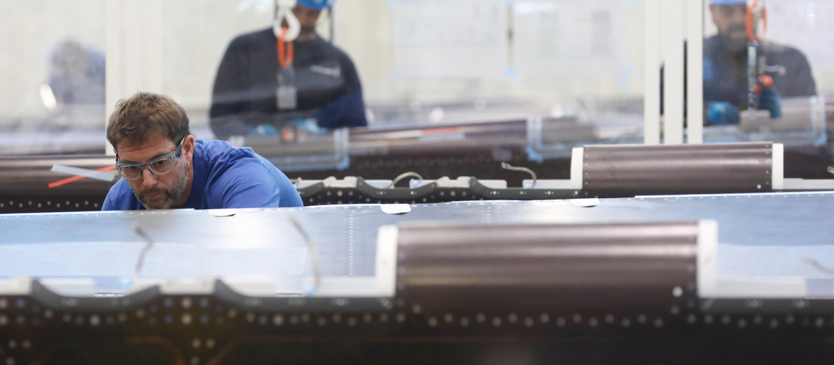 Operarios trabajando en una fábrica
