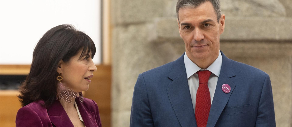 La ministra de Igualdad, Ana Redondo, y el presidente del Gobierno, Pedro Sánchez, durante el acto institucional con motivo del Día Internacional de las Mujere