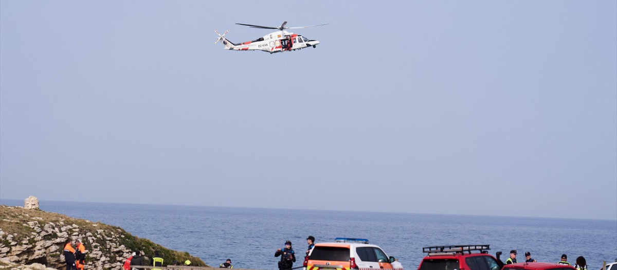 Equipos de rescate y servicios de emergencias trabajan en el lugar de los hechos, la playa de El Bocal
