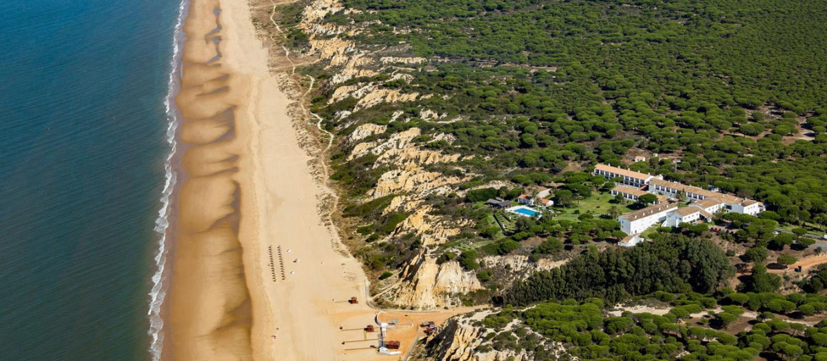 El único Parador con acceso privado a la playa más larga de España