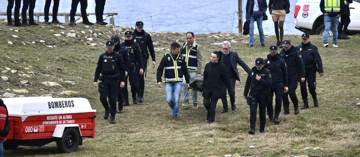 Agentes de los Servicios de Emergencias trabajan en la playa de El Bocal, a 5 de marzo de 2026, en Santander, Cantabria (España). Un GEO ha hallado este jueves un cuerpo en la zona donde se buscaba a la joven de 20 años desaparecida tras el derrumbe de una pasarela que provocó el fallecimiento de cinco jóvenes, y la hospitalización de una sexta víctima.

Nacho Cubero / Europa Press
05/3/2026