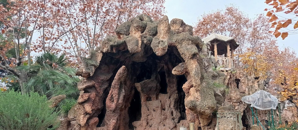 La cueva de la Virgen, en el jardín del antiguo manicomio de Sant Boi