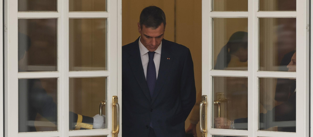 Pedro Sánchez saliendo a recibir en la Moncloa al gran duque de Luxemburgo