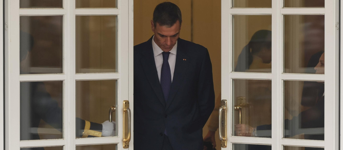 Pedro Sánchez saliendo a recibir en la Moncloa al gran duque de Luxemburgo