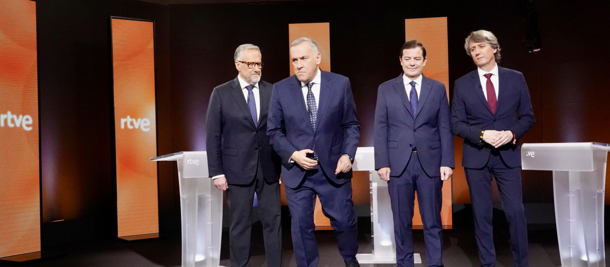 Pollán, Mañueco y Martínez, en el debate de TVE moderado por Xabier Fortes, en el centro de la imagen