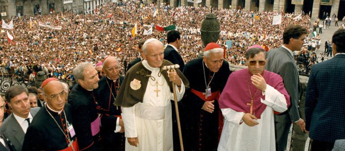 Juan Pablo II, acompañado de monseñor Antonio María Rouco Varela en su visita a Santiago de Compostela, en 1989