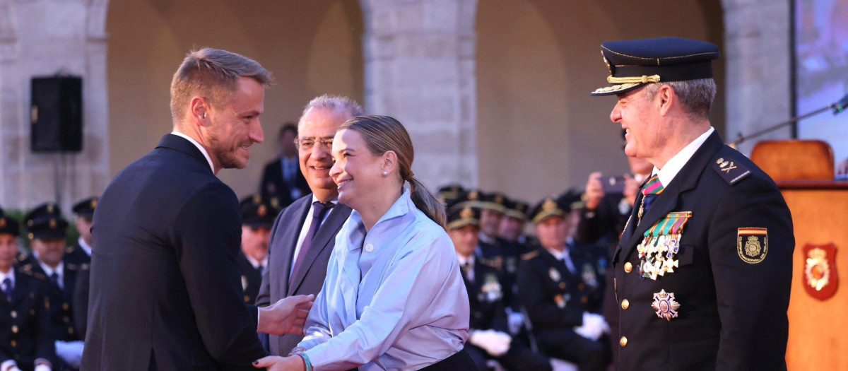 La presidenta Prohens (PP) y a la derecha de la imagen, Santafé