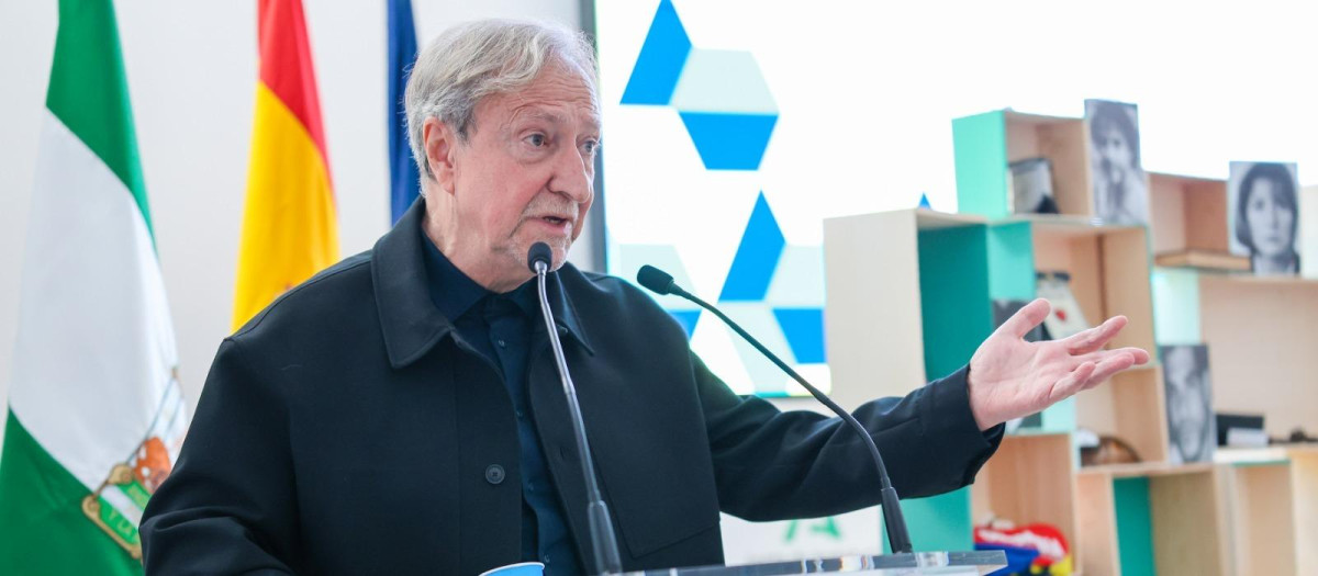 Paco Lobatón interviniendo en el encuentro de familias de desaparecidos de Córdoba