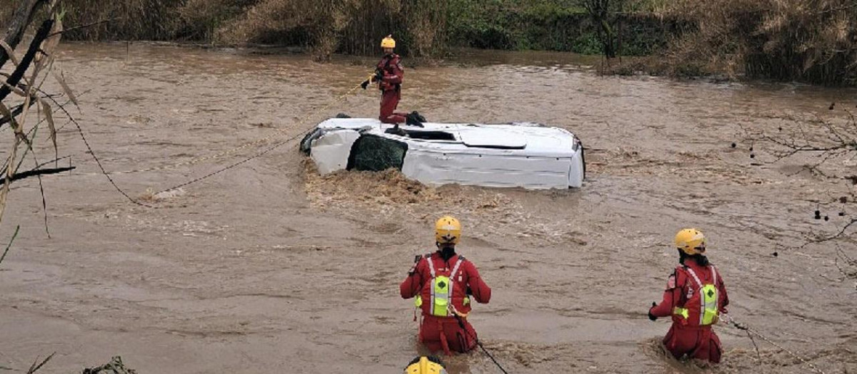 La furgoneta del hombre desaparecido que ha quedado atrapada en la riera