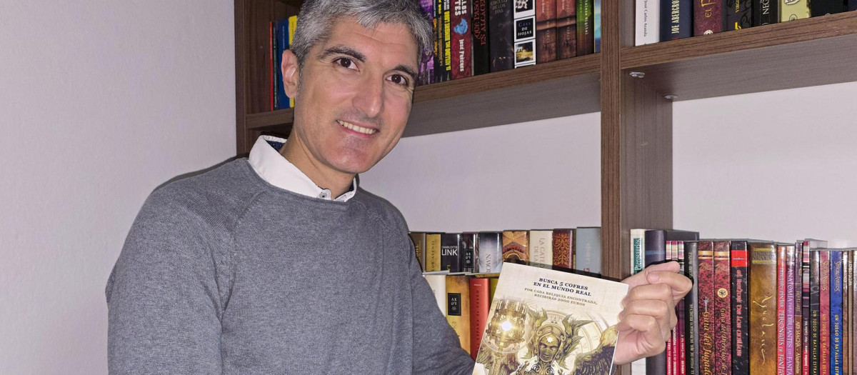 El libro del escritor y periodista David Velasco (Málaga, 1980), 'Oreikhalkos: El tesoro atlante', propone un juego de enigmas para buscar tesoros reales y ofrece premios de 2.000 euros
