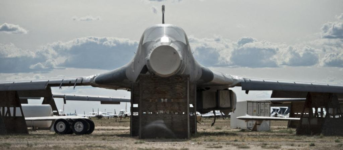 A Rockwell B-1 Lancer bomber is seen in a boneyard at the Aerospace Maintenance and Regeneration Group on Davis-Monthan Air Force Base May 13, 2015 in Tucson, Arizona. AFP PHOTO/BRENDAN SMIALOWSKI (Photo by BRENDAN SMIALOWSKI / AFP)