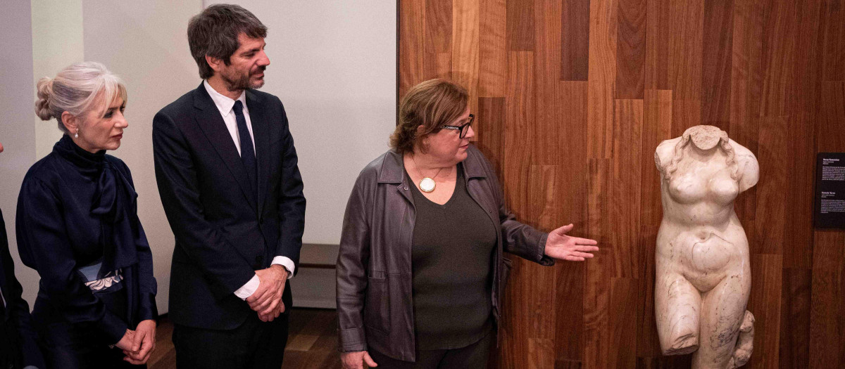 Cultura entrega al Museo de Málaga un torso de Venus recuperado del tráfico ilícito