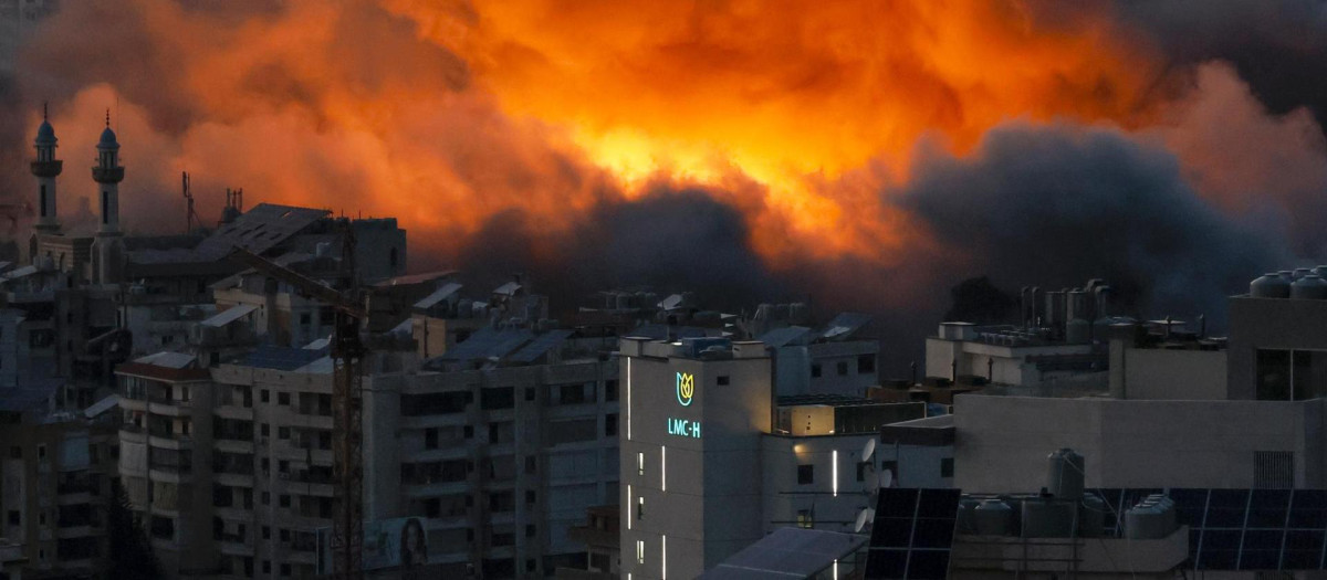 FOTODELDÍA - BEIRUT (Líbano), 06/03/2026.- Humo y llamas se elevan tras un ataque aéreo israelí en Dahieh, un suburbio predominantemente chiita al sur de Beirut, Líbano, el 6 de marzo de 2026. El ejército israelí declaró que está llevando a cabo ataques en todo el país contra la infraestructura y el personal de Hezbolá. Según el Ministerio de Salud Pública libanés, al menos 123 personas murieron y otras 683 resultaron heridas en ataques aéreos en los suburbios del sur de Beirut y en pueblos del sur del Líbano. EFE/WAEL HAMZEH