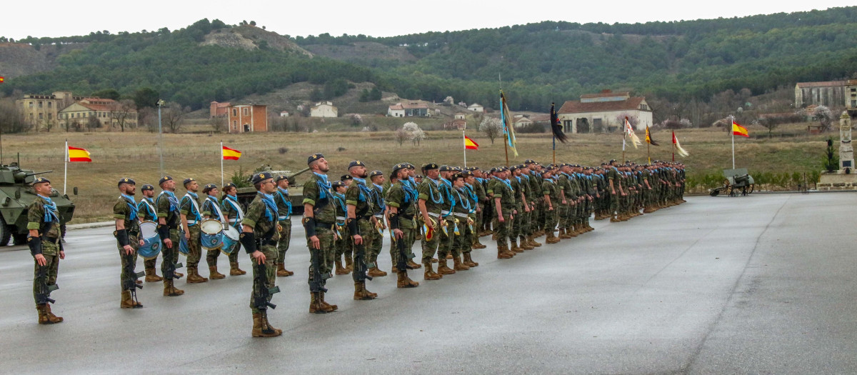 Acto militar en la base de El Empecinado con motivo del aniversario de la creación del Regimiento de Caballería "Farnesio" Nº 12