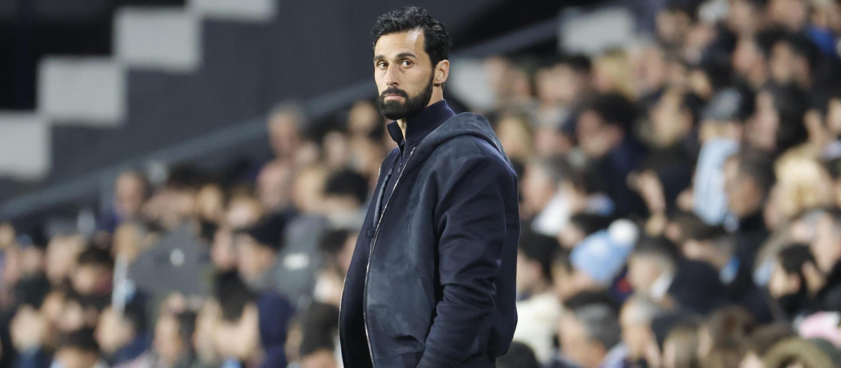 El entrenador del Real Madrid, Álvaro Arbeloa, durante el partido en Balaídos