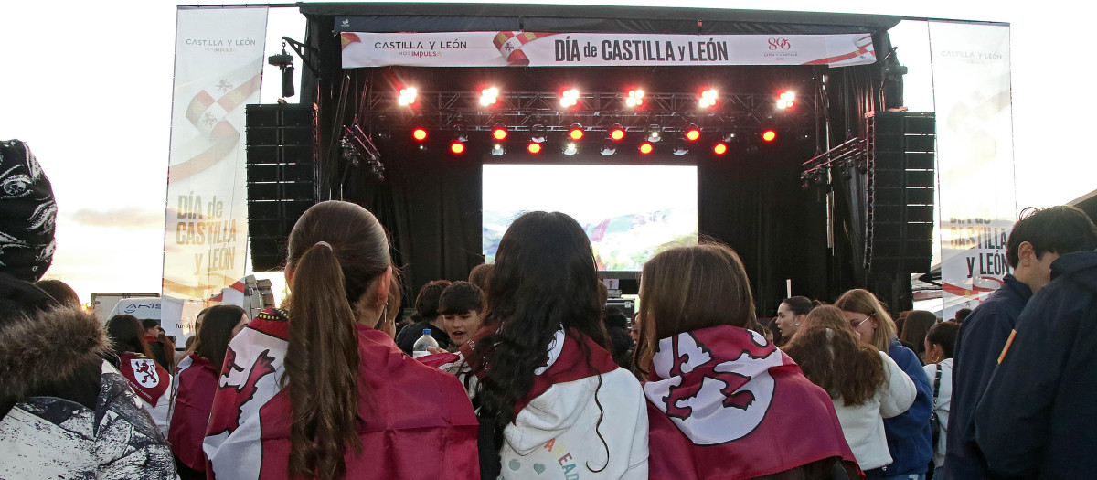 Jóvenes con banderas de León durante el acto organizado en la capital leonesa por el día de Castilla y León, en 2025