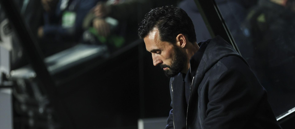 Álvaro Arbeloa, con rostro serio en Balaídos