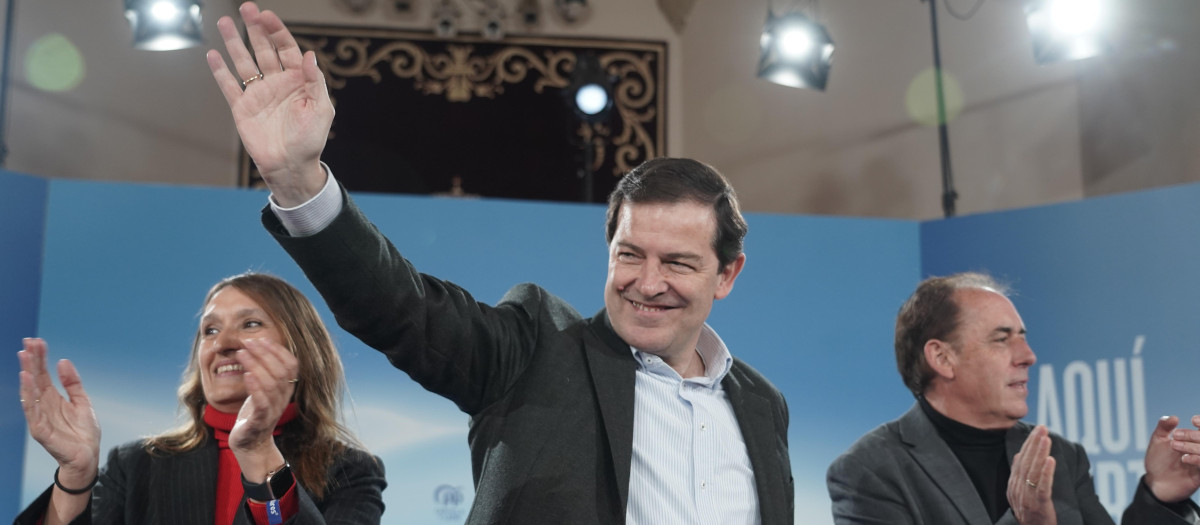 El candidato del Partido Popular de Castilla y León a la reelección como presidente de la Junta, Alfonso Fernández Mañueco, en un mitin en Soria