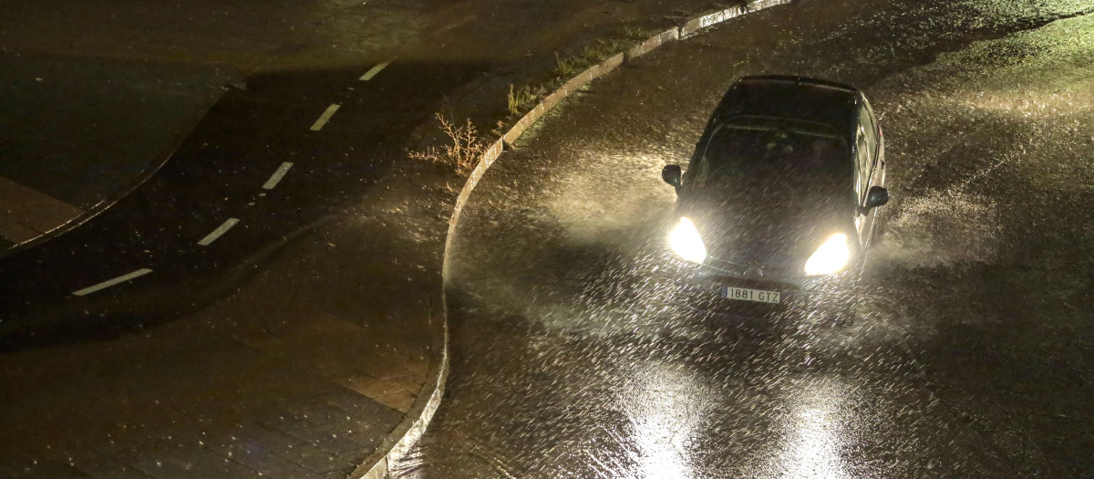 Un vehículo circula bajo fuertes lluvias en la provincia de León, en una imagen de archivo