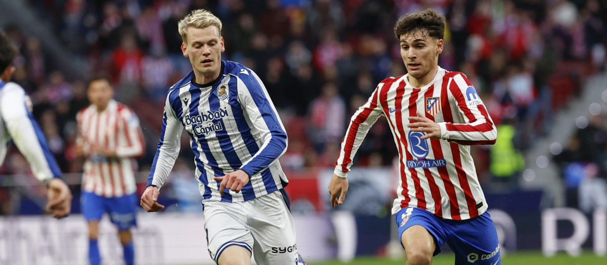 El centrocampista del Atlético de Madrid Rodrigo Mendoza (d) controla el balón ante Orri Oskarsson, de la Real Sociedad