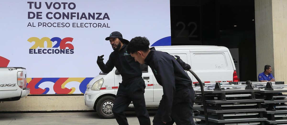 AME1497. BOGOTÁ (COLOMBIA), 07/03/2026.-  Personas preparan este sábado, para la elecciones legislativas 2026, el recinto ferial de Corferias en Bogotá (Colombia). Más de 41 millones de colombianos están convocados este domingo a las urnas para elegir a los miembros del Senado y la Cámara de Representantes para el periodo 2026-2030 en las primeras elecciones de este año en el país, que tiene también presidenciales el próximo 31 de mayo y una posible segunda vuelta el 21 de junio. EFE/ Carlos Ortega