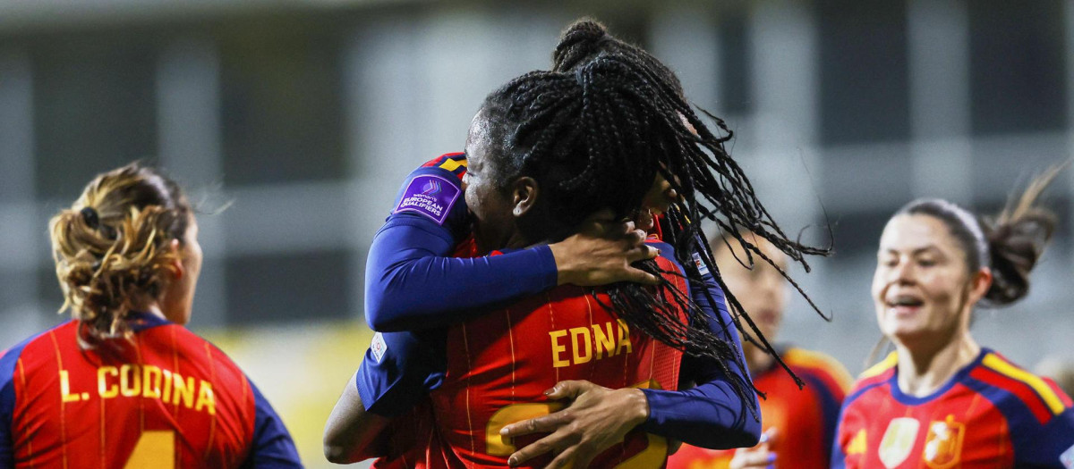 La delantera de España Edna Imade (c) celebra su gol durante el encuentro de clasificación para la Copa Mundial de Fútbol Femenino Brasil 2027