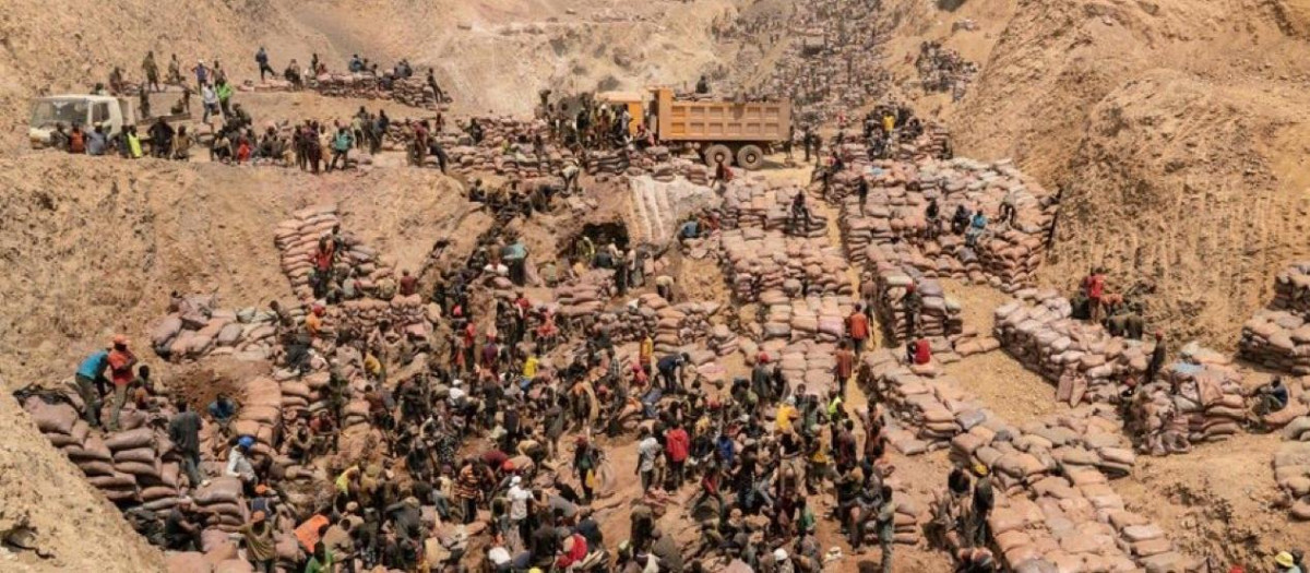 Imagen de una de las minas a cielo abierto de coltan en el Congo