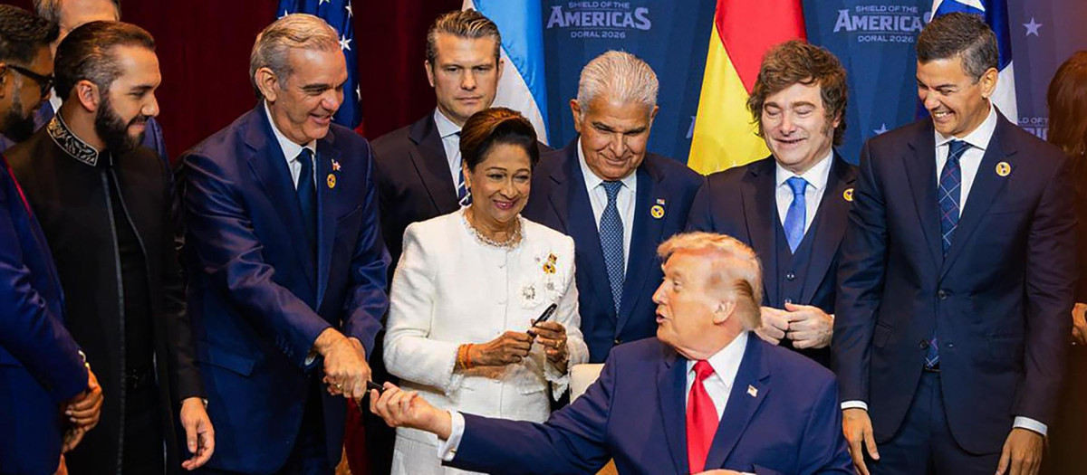 AME1495. MIAMI (ESTADOS UNIDOS), 07/03/2026.- Fotografía cedida por la Presidencia de República Dominicana que muestra a su mandatario Luis Abinader (2-i), saludando al presidente de Estados Unidos, Donald Trump, este sábado, en Miami (EE.UU.). Trump anunció una nueva "coalición militar" en Latinoamérica contra los carteles del narcotráfico, durante la cumbre 'Escudo de las Américas' con líderes de derecha de la región, a quienes dijo que necesita su "ayuda". EFE/ Presidencia de República Dominicana /SOLO USO EDITORIAL/NO VENTAS/SOLO DISPONIBLE PARA ILUSTRAR LA NOTICIA QUE ACOMPAÑA (CRÉDITO OBLIGATORIO)