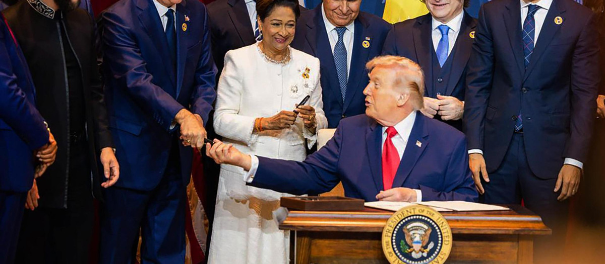AME1495. MIAMI (ESTADOS UNIDOS), 07/03/2026.- Fotografía cedida por la Presidencia de República Dominicana que muestra a su mandatario Luis Abinader (2-i), saludando al presidente de Estados Unidos, Donald Trump, este sábado, en Miami (EE.UU.). Trump anunció una nueva "coalición militar" en Latinoamérica contra los carteles del narcotráfico, durante la cumbre 'Escudo de las Américas' con líderes de derecha de la región, a quienes dijo que necesita su "ayuda". EFE/ Presidencia de República Dominicana /SOLO USO EDITORIAL/NO VENTAS/SOLO DISPONIBLE PARA ILUSTRAR LA NOTICIA QUE ACOMPAÑA (CRÉDITO OBLIGATORIO)