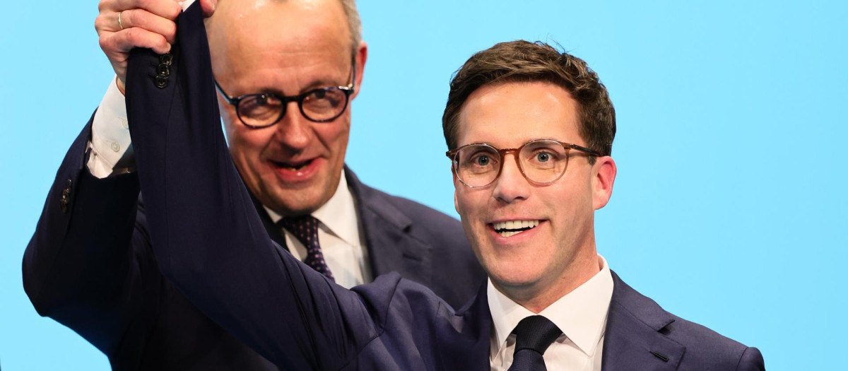Stockach (Germany), 06/03/2026.- German Chancellor Friedrich Merz (L) and Chairman of the CDU Baden-Wuerttemberg and top candidat for state election, Manuel Hagel (R) onstage during a campaign event of the Christian Democratic Union (CDU) party for the state election of Baden-Wuerttemberg in Stockach, Germany, 06 March 2026. State elections will be held in Baden-Wuerttemberg on 08 March 2026. (Elecciones, Alemania) EFE/EPA/RONALD WITTEK