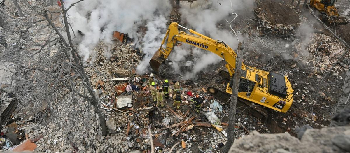 Rescuers search the rubbles of a five-story residential building which was hit by a ballistic missile in Kharkiv on March 7, 2026 amid the Russian invasion of Ukraine. Russia pummelled Ukraine with drone and missile attacks overnight, killing six people and triggering air alerts across the country, officials said. The bodies of five people were found in the rubble of an apartment block in the eastern Kharkiv region, while one person was killed in the Dnipropetrovsk region. (Photo by SERGEY BOBOK / AFP)