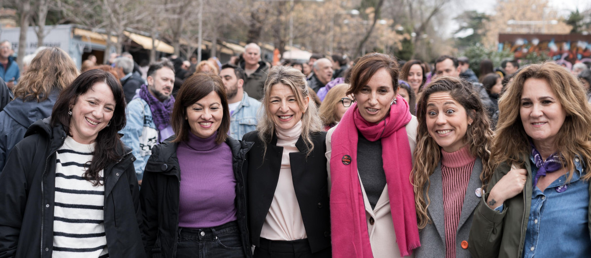 La vicepresidenta segunda del Gobierno y minstra de Trabajo, Yolanda Díaz (3i), la ministra de Juventud e Infancia, Sira Rego (2i), la ministra de Sanidad, Mónica García (3d) y la co-coordinadora de Sumar, Lara Hernández (2d), antes del inicio de la manifestación convocada por la Comisión 8M por el Día de la Mujer, a 8 de marzo de 2026, en Madrid (España). La marcha de la Comisión 8M, convocada con motivo del Día Internacional de la Mujer ha salido desde Atocha bajo el lema ‘Feministas antifascistas. Somos más y estamos en todas partes’, poniendo fin en la calle Sevilla esquina calle Alcalá.