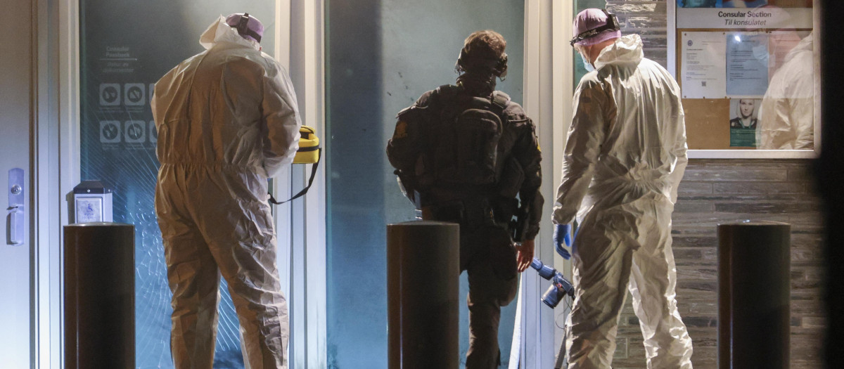 Forenses y un policía en la entrada de la embajada de EE.UU. en Oslo, Noruega