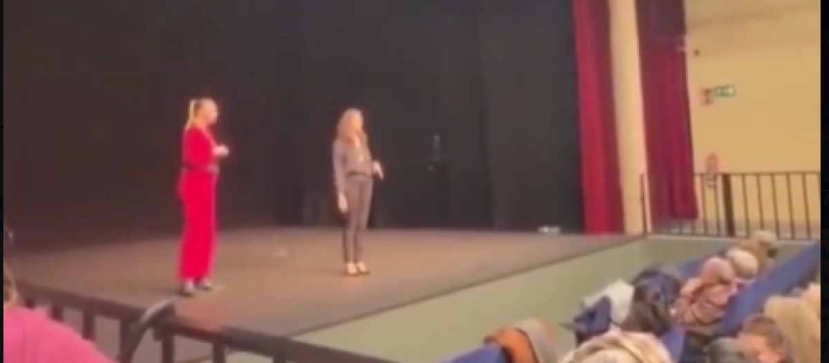 Momento en el que la concejal de Mujer interrumpe la obra de teatro