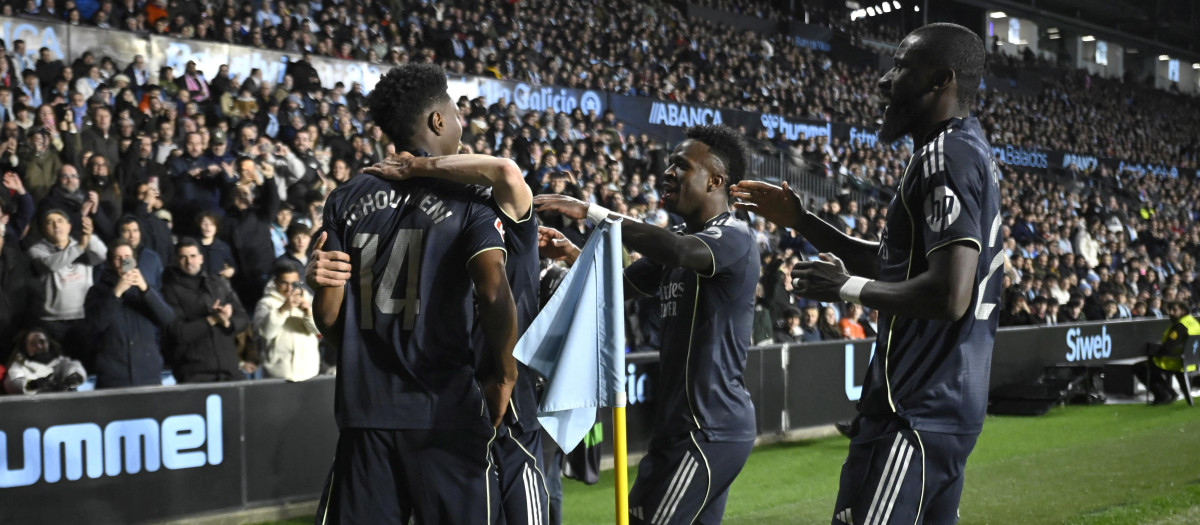 Tchouaméni celebra con sus compañeros del Real Madrid su gol en Balaídos