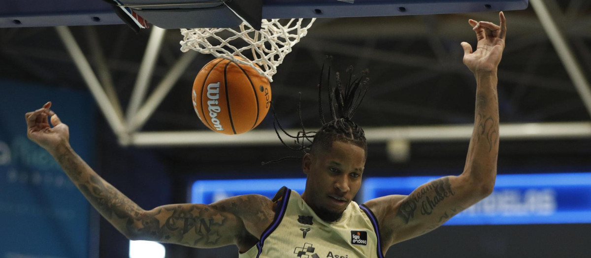 El alero del FC Barcelona Will Clyburn tras realizar un mate en la canasta del Río Breogán durante el partido de Liga Endesa disputado este domingo en el Pazo Provincial de los Deportes de Lugo. EFE/Eliseo Trigo