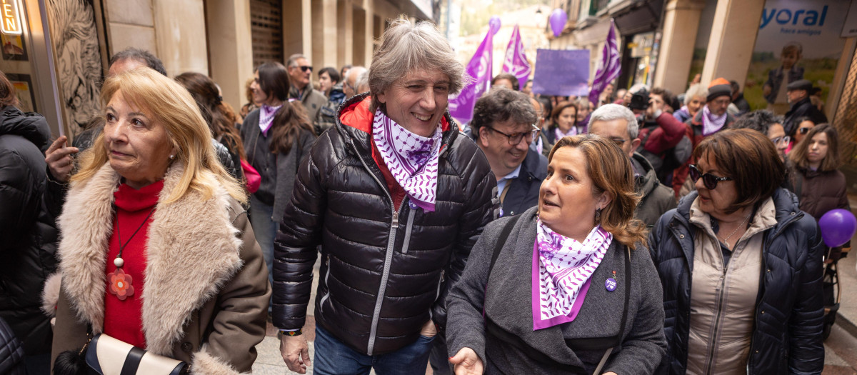 El candidato a la Presidencia de la Junta por el PSOE, Carlos Martínez, participa en la manifestación por el Día Internacional de la Mujer