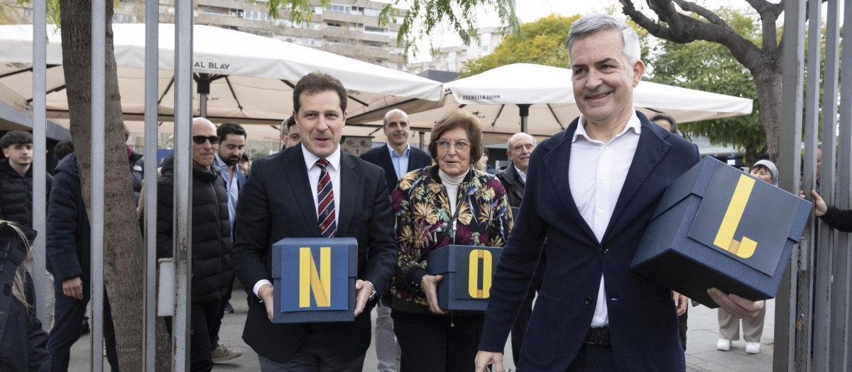 El aspirante a la presidencia del FC Barcelona Víctor Font (d), entrega las firmas para ser candidato oficial