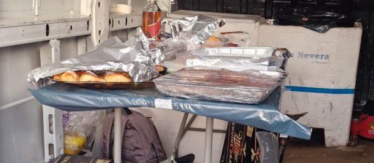 Interior de la furgoneta que vendía ilegalmente comida y bebida en Córdoba