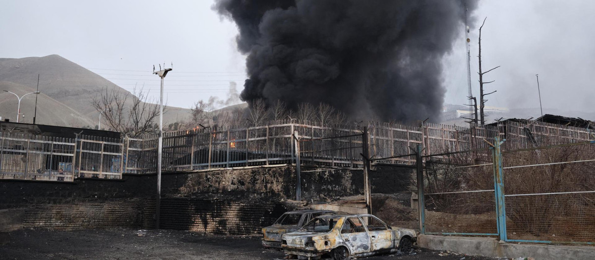 TEHERÁN, 08/03/2026.- El Depósito de Petróleo del Noroeste de Teherán en llamas tras ser atacado anoche por Israel. Teherán amaneció este domingo envuelta en una nube tóxica mezcla de lluvia y humo de los ataques israelíes de la madrugada contra cuatro instalaciones petroleras en la capital y zonas cercanas. EFE/Jaime León