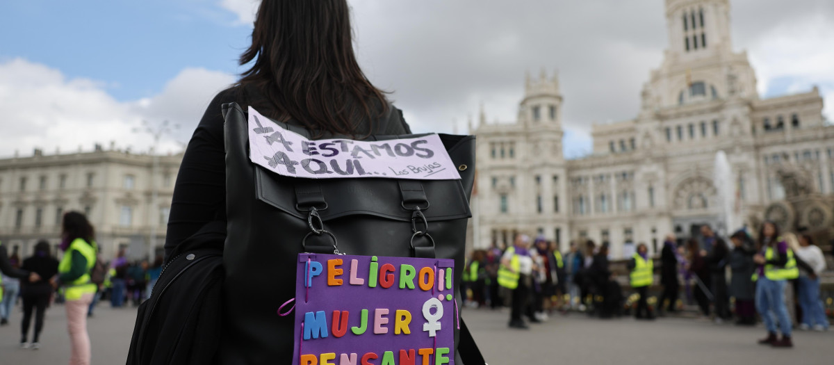 La manifestación convocada por la Comisión 8M con motivo del Día de la Mujer, con el lema "Amigas, al fascismo lo paramos las feministas" a su llegada a Cibeles, en Madrid este domingo