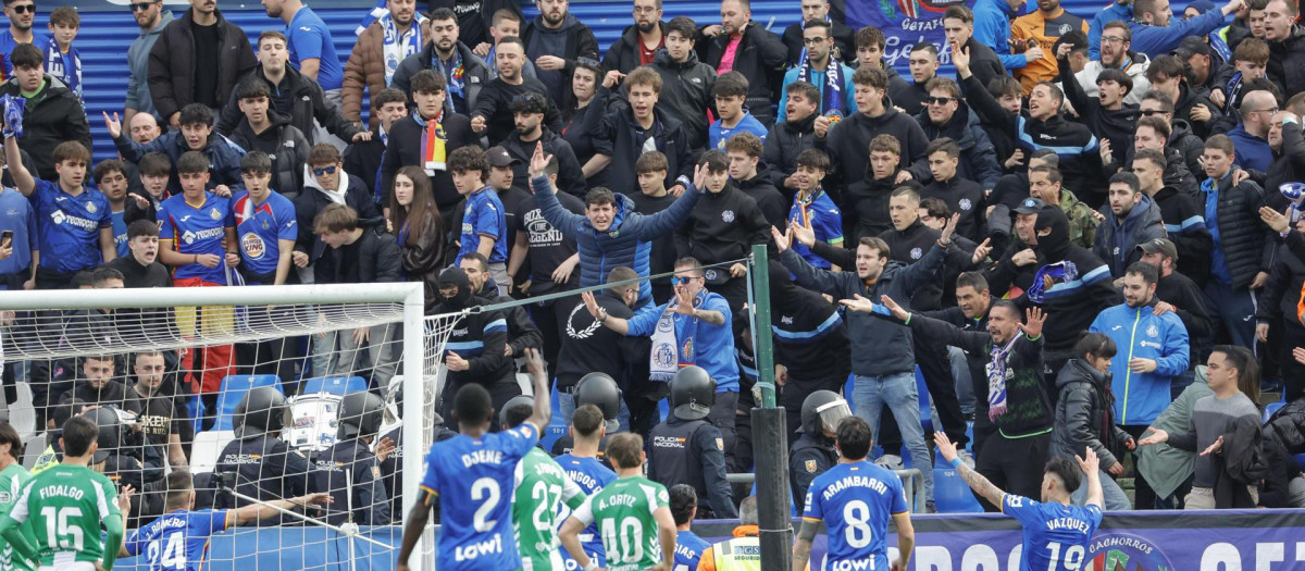 Altercados en las gradas durante el partido de LaLiga entre el Getafe y el Betis, este domingo en el Coliseo