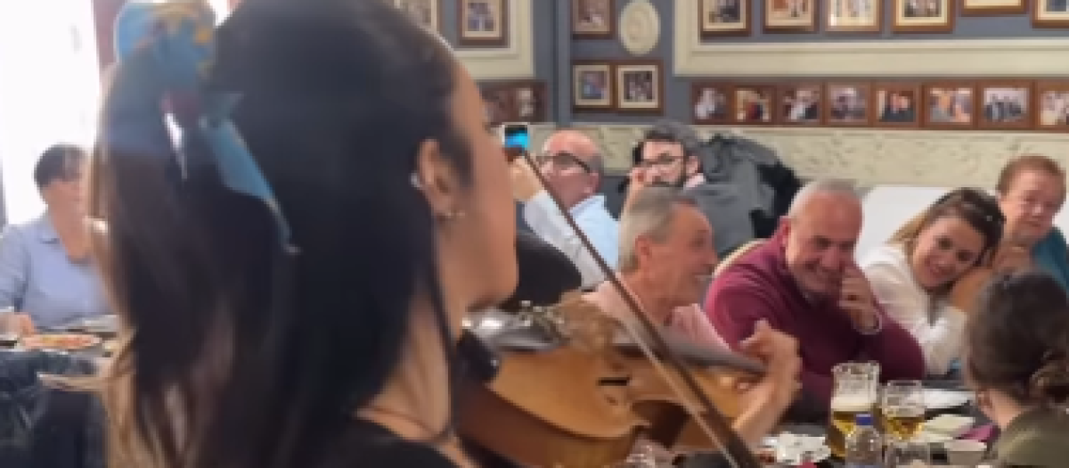La violinista Renata Garro durante la interpretación del himno de la Comunidad Valenciana