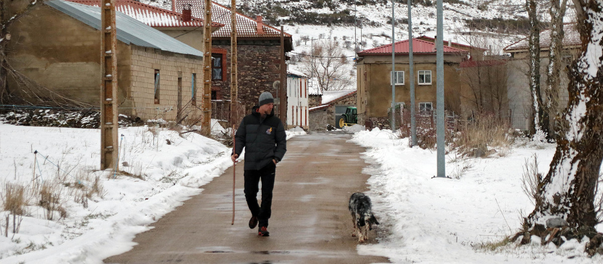 La nieve cubre los valles de la comarca de Arbás, León, este febrero