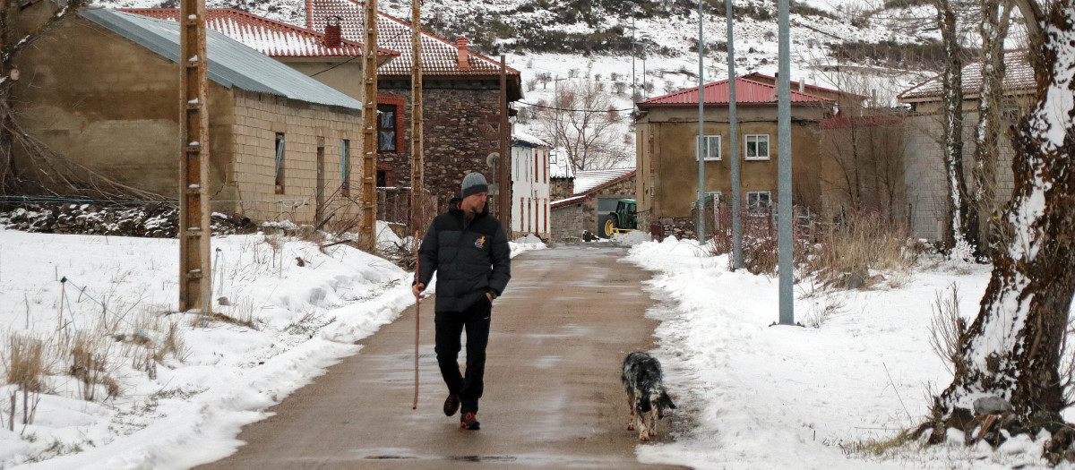La nieve cubre los valles de la comarca de Arbás, León, este febrero