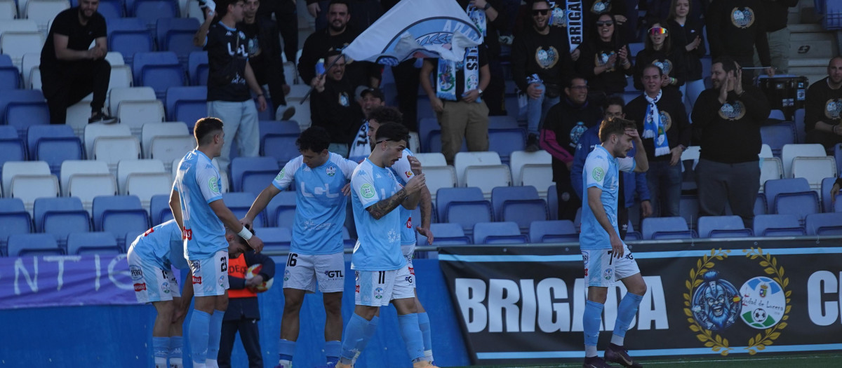 El Ciudad de Lucena celebra un gol ante el Castilleja