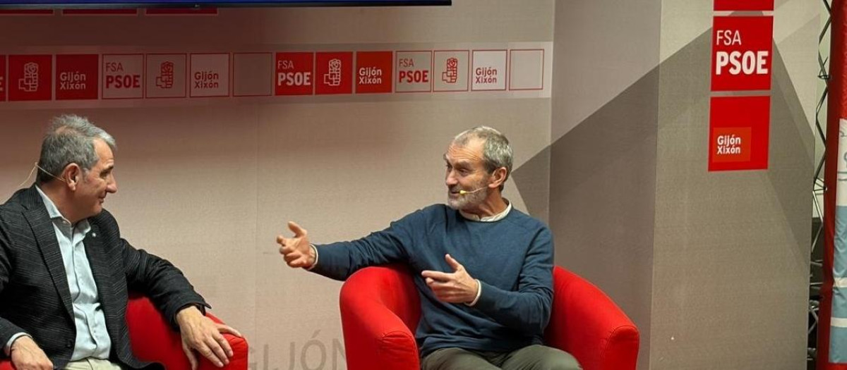 Fernando Simón en un encuentro de la Escuela de Salud del PSOE de Gijón con el periodista Ángel Fabián