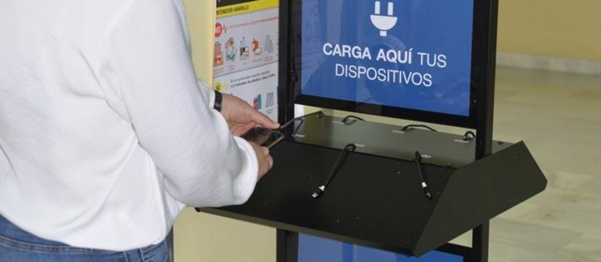 (Foto de ARCHIVO)
El Hospital Insular-Materno Infantil (Gran Canaria) instala estaciones para cargar teléfonos móviles


El Hospital Insular-Materno Infantil (Gran Canaria) instala estaciones para cargar teléfonos móviles.
El Complejo Hospitalario Universitario Insular-Materno Infantil (Gran Canaria) ha instalado estaciones para cargar los teléfonos móviles de los usuarios del centro sanitario, ha informado la Consejería de Sanidad del Gobierno de Canarias.
29/3/2018